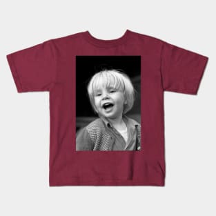 Portrait by Okaio Maybe the Child sings the national anthem !  Citizens weapons.... la la la la la... Let children la la la la la ..." Kids T-Shirt